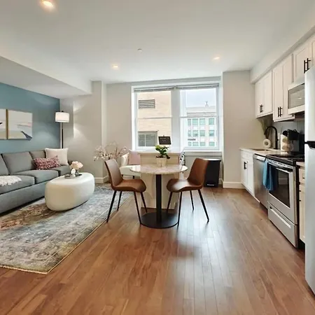 Fun Cozy 1 Bedroom King Apts - 1 25 Mile Walk To Tiaa Bnk Fld